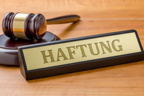 Foto: Schild mit Aufschrift Haftung und Richterhammer