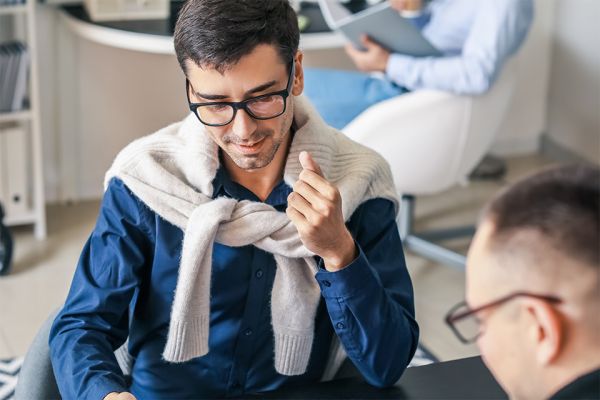 Foto: Personen im Gespräch
