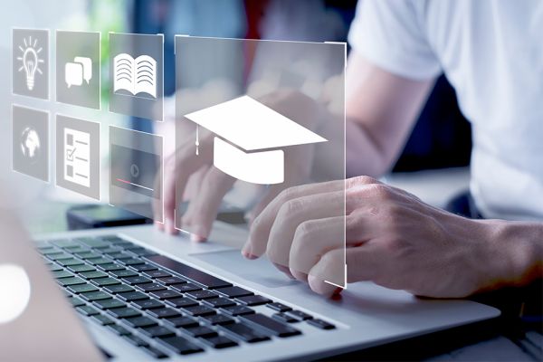 Foto: Mann nutzt Online-Schulungen und E-Learning-Webinare